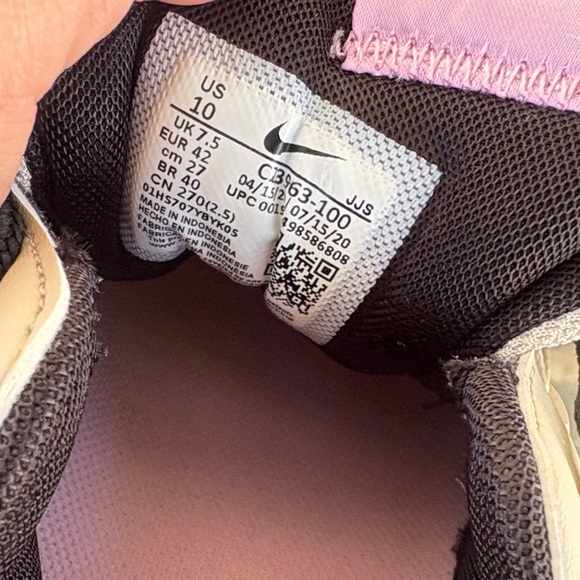 Nike Black and White Athletic Shoes - Picture 3 of 8